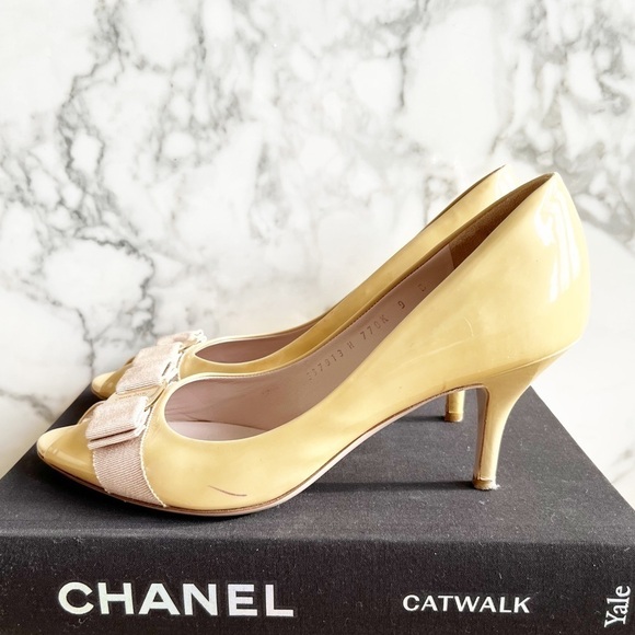 Salvatore Ferragamo Beige Patent Leather Ribes Vara Bow Peep Toe Pumps - Picture 9 of 11